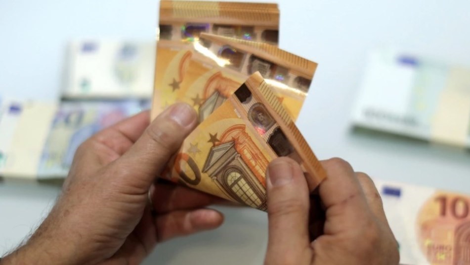 Qytetaret me humbje nga renia e euros, bie vlera e kursimeve ne depozitat ne valute